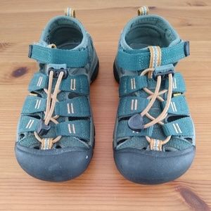 Keens boys shoes size 13